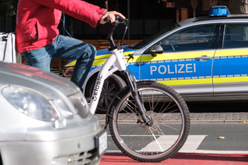 Radfahrer will Polizeiwagen ausweichen und wird schwer verletzt