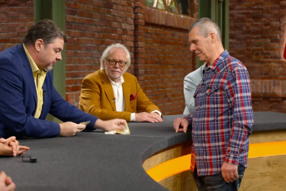 Jürgen Schönberger (78, r.) aus Dresden verkauft die Schale schließlich für 1000 Euro an Daniel Meyer (52).