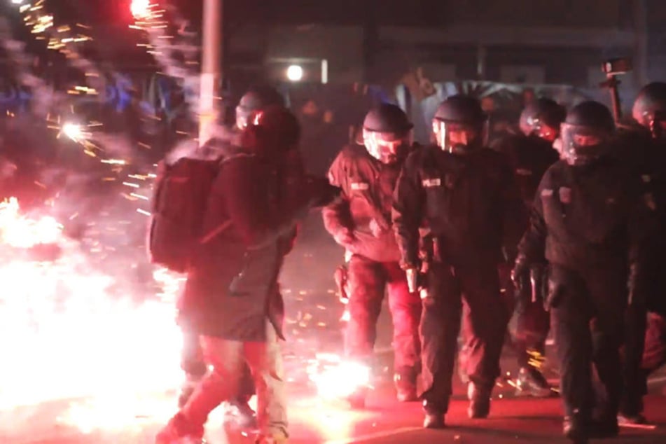 Auch Polizeikräfte wurden in der Neujahrsnacht wieder zum Ziel von Pyro-Attacken.