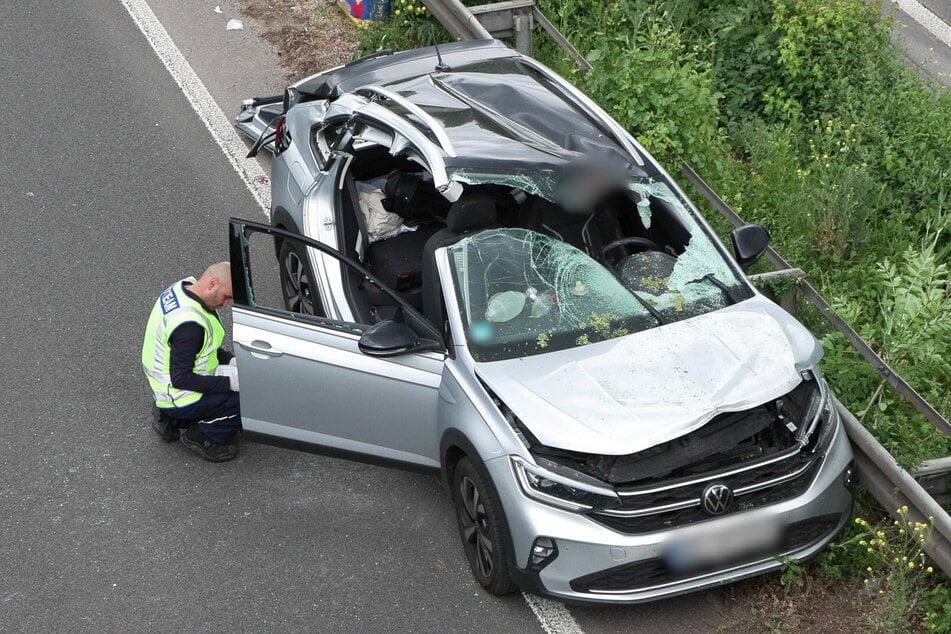 Die Autofahrerin musste nach dem Wildunfall mit hydraulischem Gerät aus ihrem Fahrzeug befreit werden.