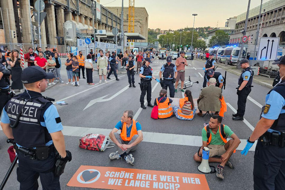 Aktivisten der "Letzten Generation" haben sich Anfang September vor dem Stuttgarter Hauptbahnhof niedergelassen.