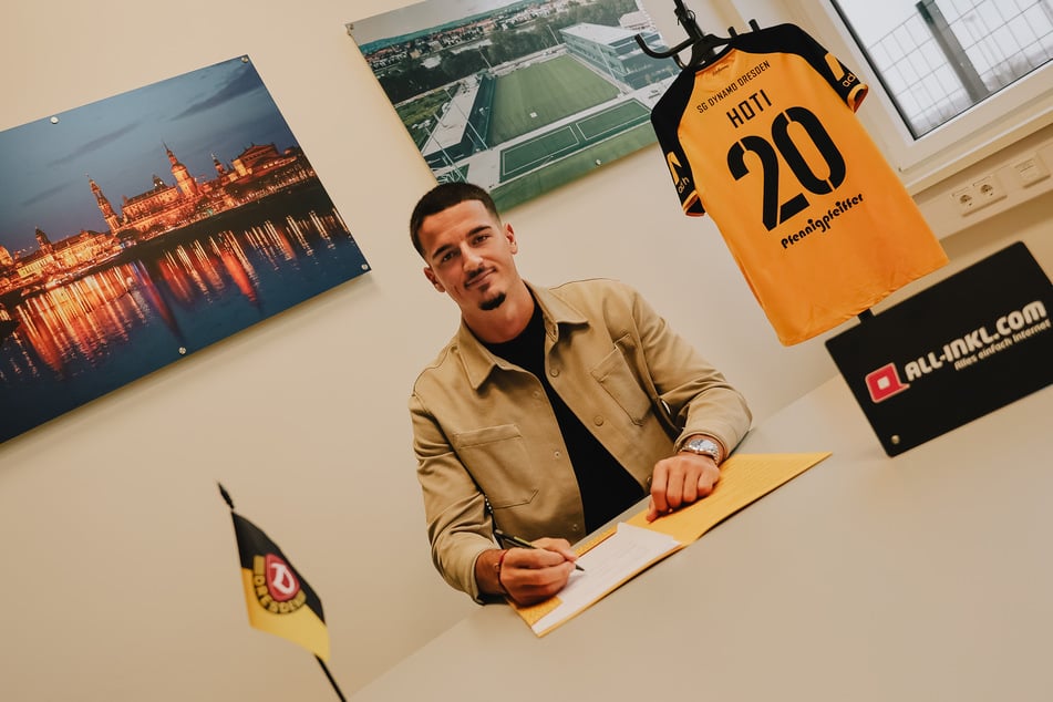 Andi Hoti (21) unterschrieb in der Walter-Fritzsch-Akademie seinen Leihvertrag bei der SG Dynamo Dresden.