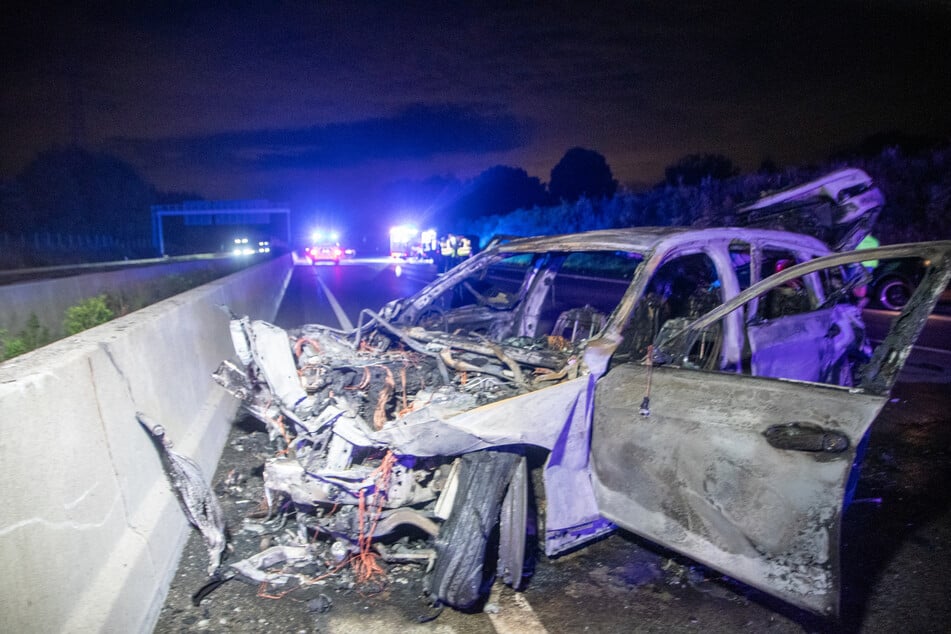 Unfall A7: BMW nach Unfall in Flammen: Fahrer kehrt schwer verletzt zum Unfallort zurück!