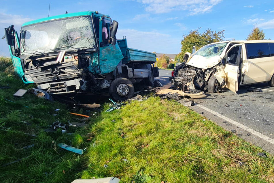 Tödlicher Unfall in Mittelsachsen: Taxifahrer gerät in Gegenverkehr und kracht frontal gegen Lkw