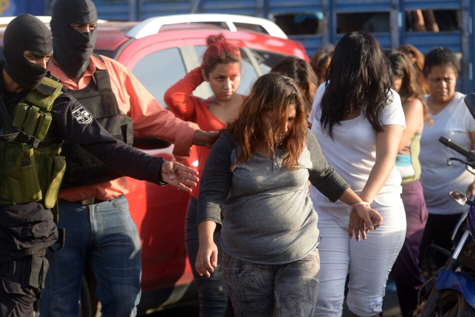 Auch viele Frauen haben sich den international operierenden Banden angeschlossen. Hier werden weibliche MS-13 Mitglieder von den Sicherheitskräften El Salvadors abgeführt. (Archivbild)