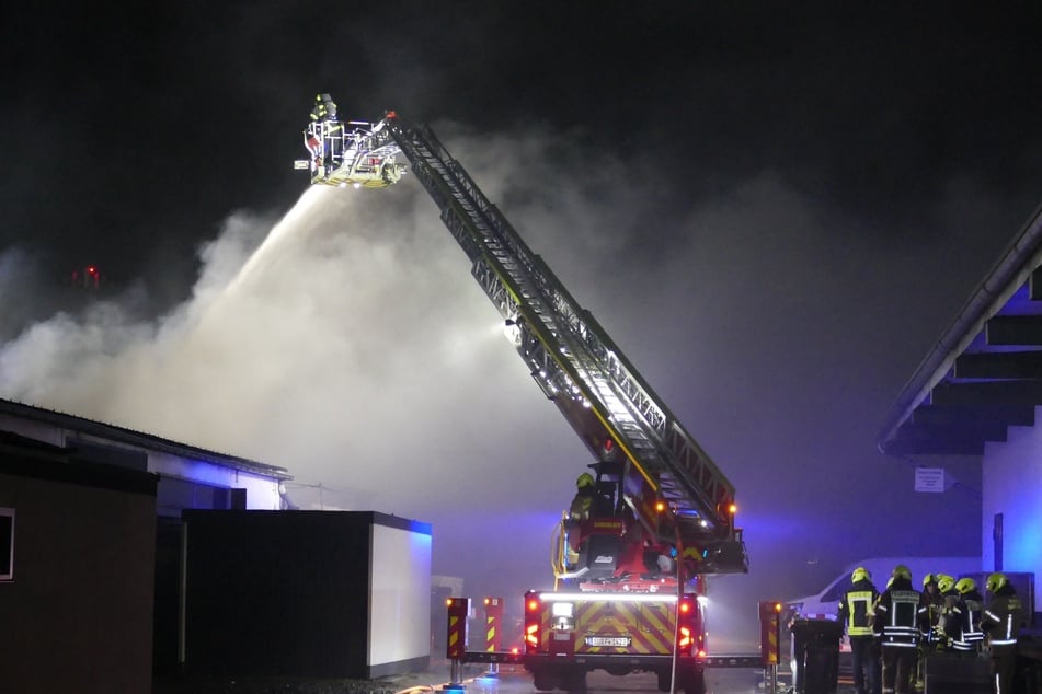 Auch über eine Drehleiter wurde gegen die Flammen angekämpft.