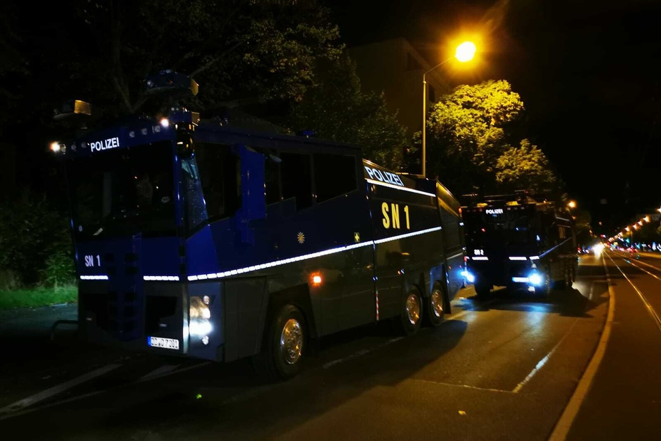 Nach TAG24-Informationen sollen mehrere Hundertschaften der Polizei vor Ort gewesen sein. Auch Räumpanzer und Wasserwerfer wurden gesichtet.