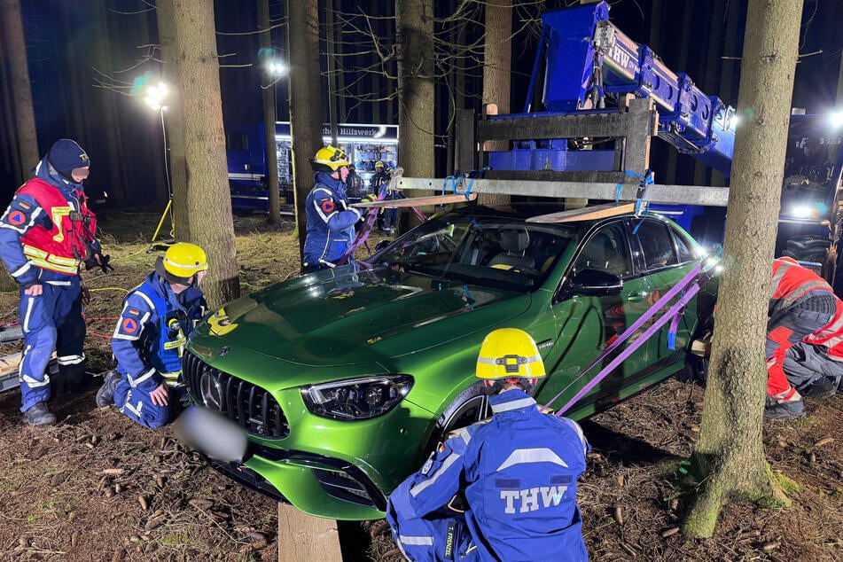 Das THW musste den AMG aufwendig bergen.