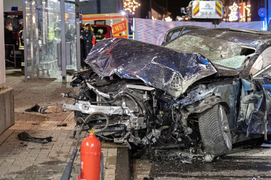 BMW rast in Bushaltestelle: 14-Jähriger stirbt an schlimmen Verletzungen!