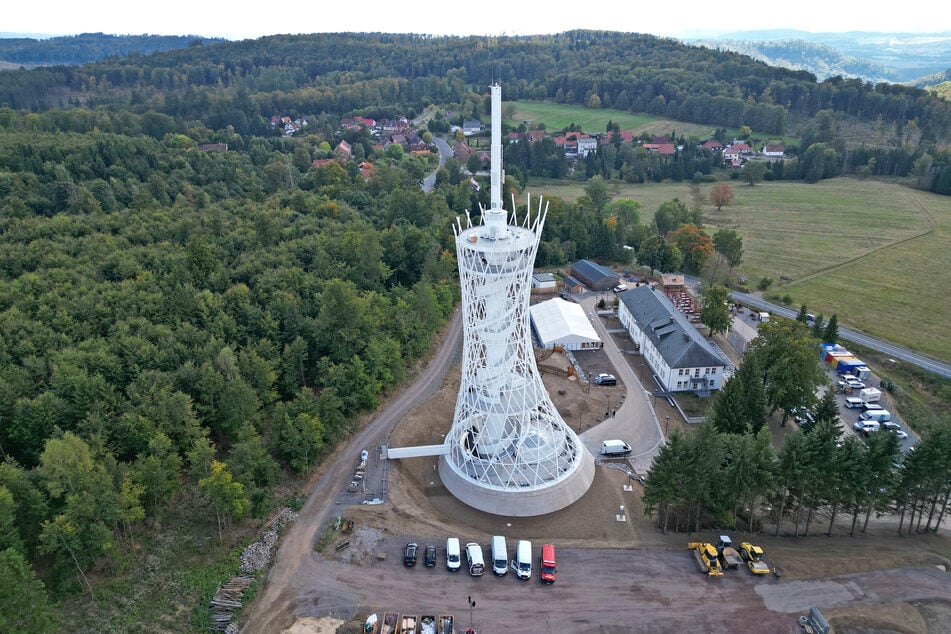In Ellrich im Harz wurde der weltweit größte Hexenbesen eröffnet.