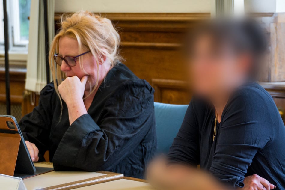 Die Mutter des getöteten Kindes (l.) möchte von einem ehemals Verdächtigen die Summe von 75.000 Euro Schmerzensgeld einklagen.