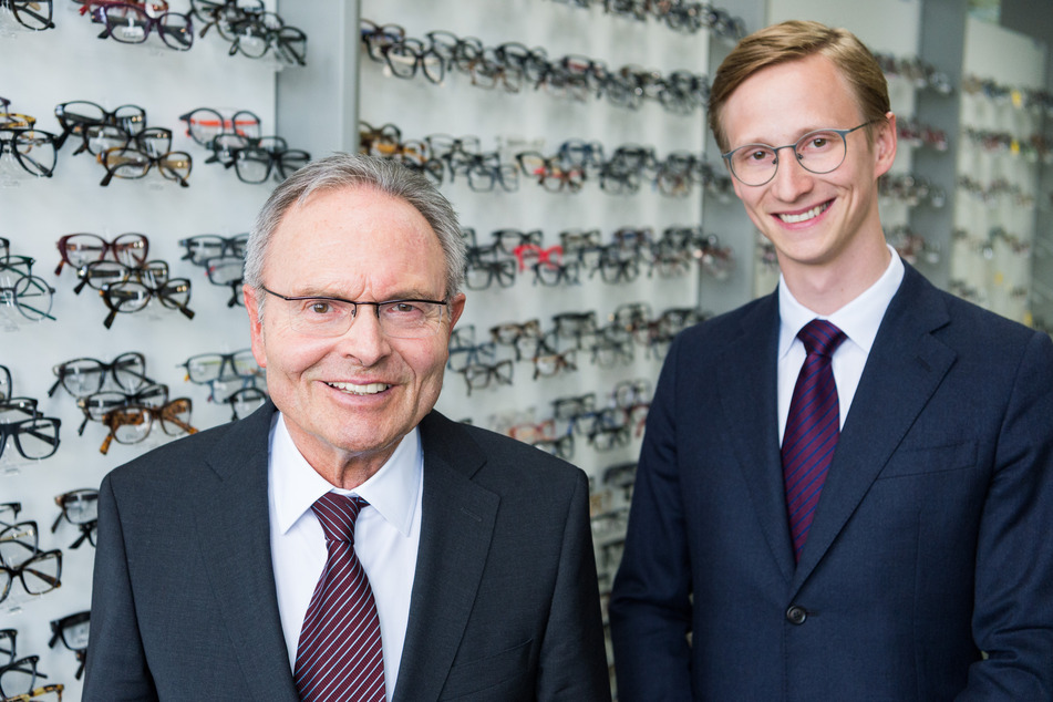 Günther Fielmann (l, †84) mit seinem Sohn Marc Fielmann (34), der bereits seit 2019 als Geschäftsführer im Familienunternehmen agiert.