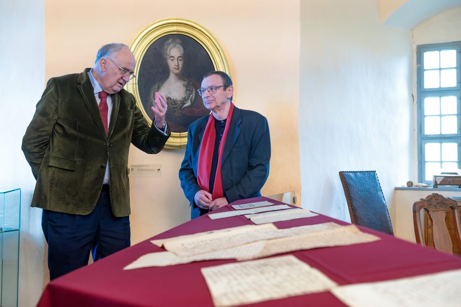 Sind glücklich über die Schenkung: Dr. Christian Striefler (64, l.), Geschäftsführer der Staatlichen Schlösser, Burgen und Gärten Sachsen gGmbH und Museologe Jens Gaitzsch (63).