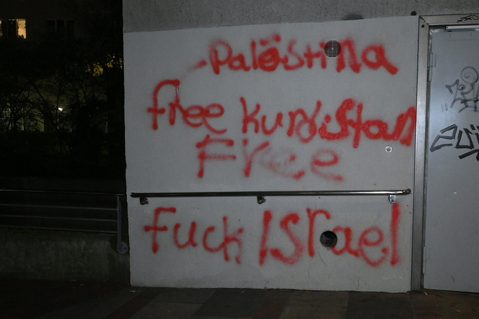 Die Jugendlichen sprühten Graffitis mit den Aufschriften "Free Palästina und Kurdistan" oder "Fuck Israel" an Wände.
