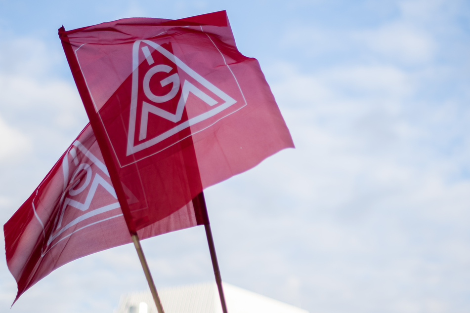 Fahnen der Gewerkschaft IG-Metall.