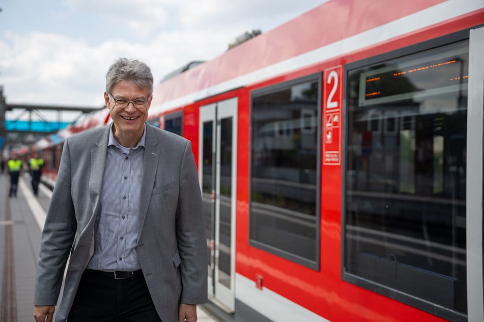Laut Bundesverkehrsminister Patrick Schnieder (57, CDU) befindet sich die Deutsche Bahn in einer "dramatischen" Lage.