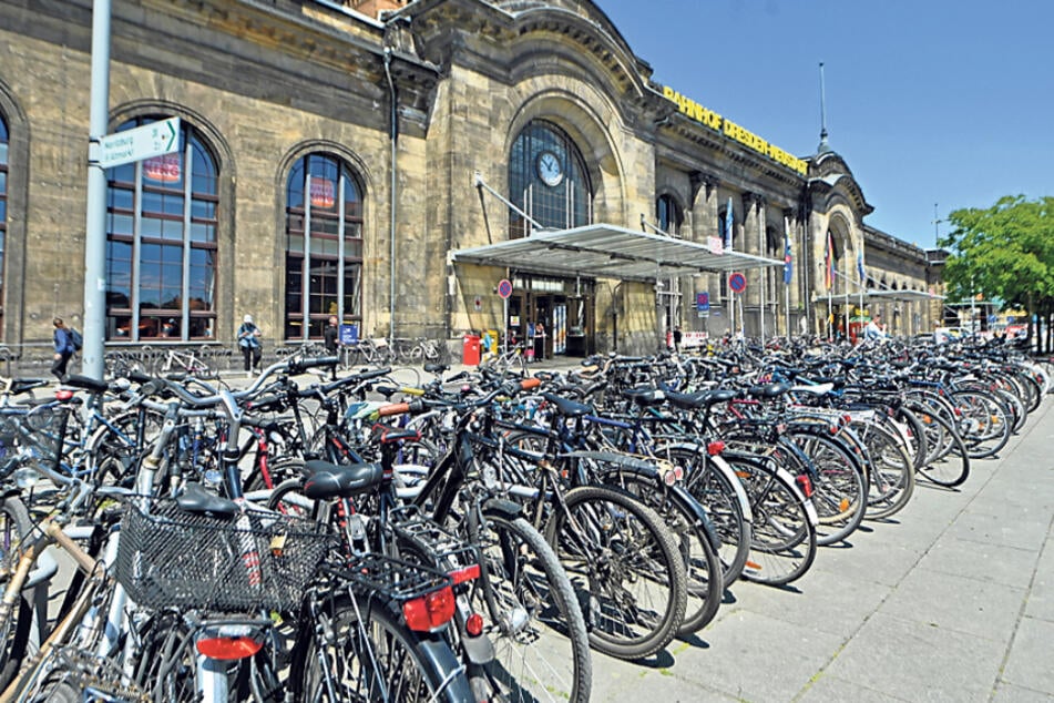 Bislang prägt dichtes Gedränge die Platzsituation für Fahrräder vor dem Bahnhof Neustadt.