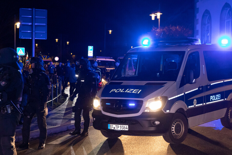 Bei dieser Demonstration Anfang Februar in Hildburghausen kam es zur Eskalation. Nun wird gegen fünf Polizeibeamte ermittelt. (Archivbild)