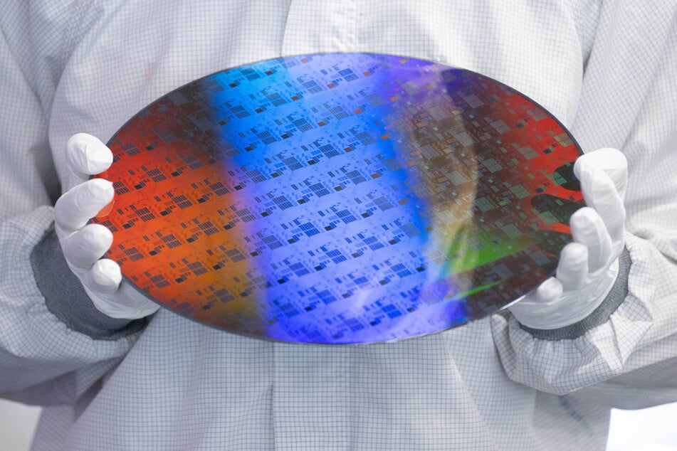 Chip, chip, hurra! Ein Mitarbeiter des Chip-Herstellers Globalfoundries hält einen Wafer.