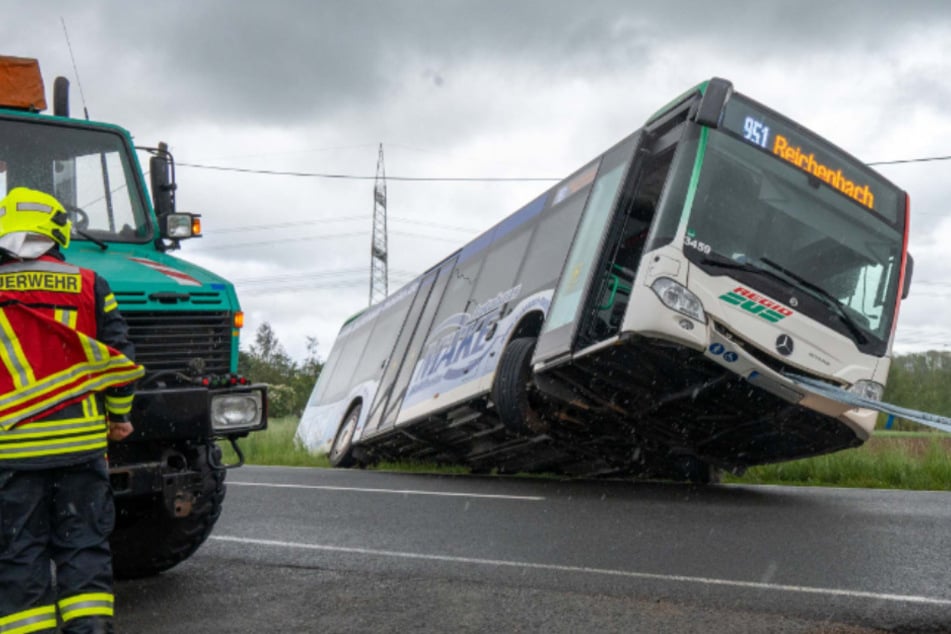 Wendemanöver geht schief: Bus kippt in Straßengraben