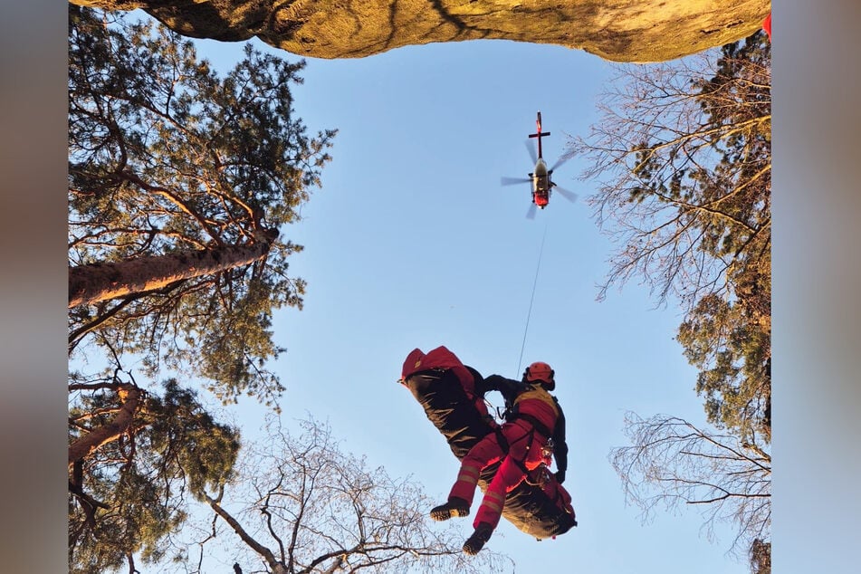 Per Seilwinde wurde der Mann (68) aus seiner misslichen Lage befreit.