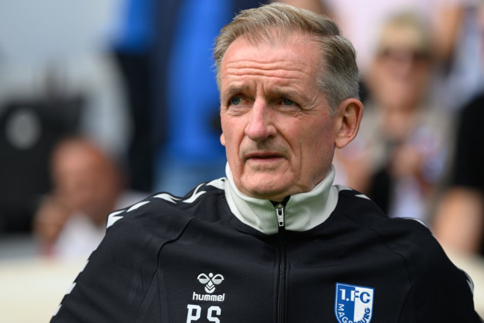Petrik Sander (65) lässt sich vor dem Magdeburger Heimspiel gegen Hannover 96 nicht in die Karten blicken.