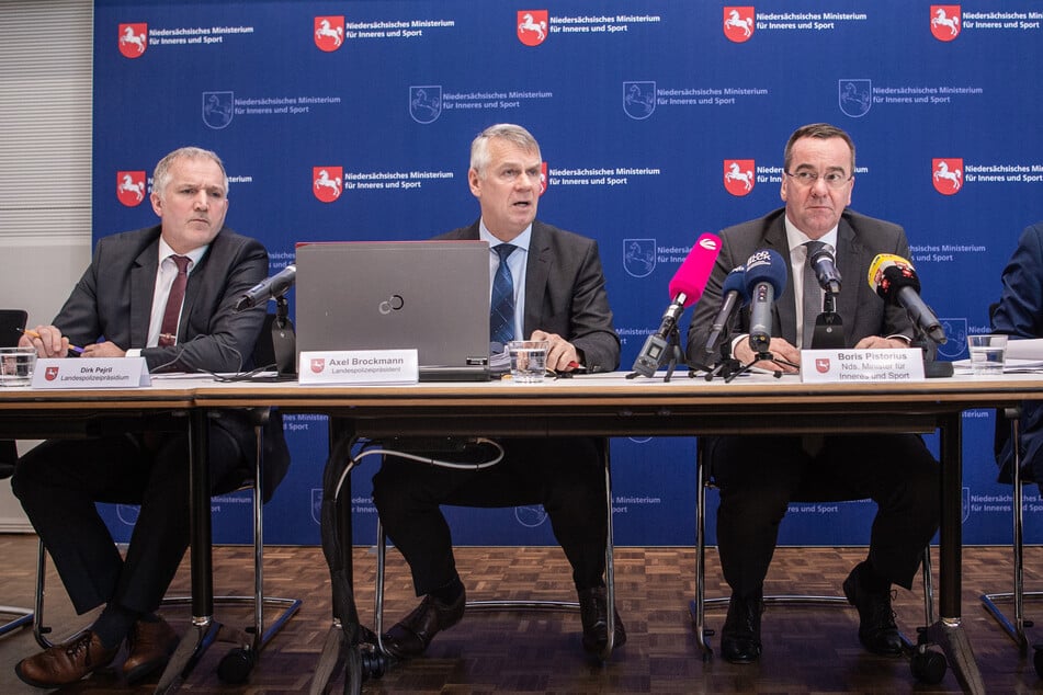 Dirk Pejril (53), Axel Brockmann (54), Direktor der Polizei im Innenministerium, und Boris Pistorius (62, SPD, v.l.n.r.) bei einer Pressekonferenz zur Vorstellung der Kriminalitätsstatistik. (Archivbild)
