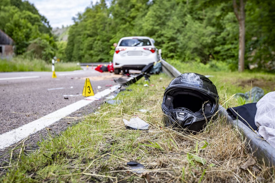 Der Motorradfahrer wurde verletzt in eine Klinik gebracht.