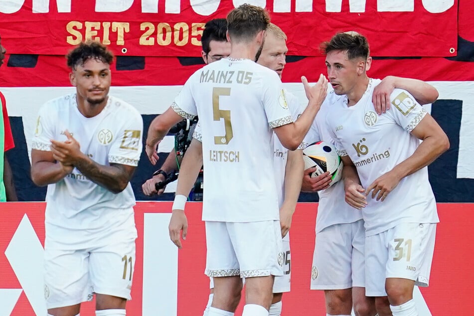 Der Mainzer Dominik Kohr (r.) jubelt mit seinen Mannschaftskollegen über sein Tor zum 1:1-Ausgleichstreffer.