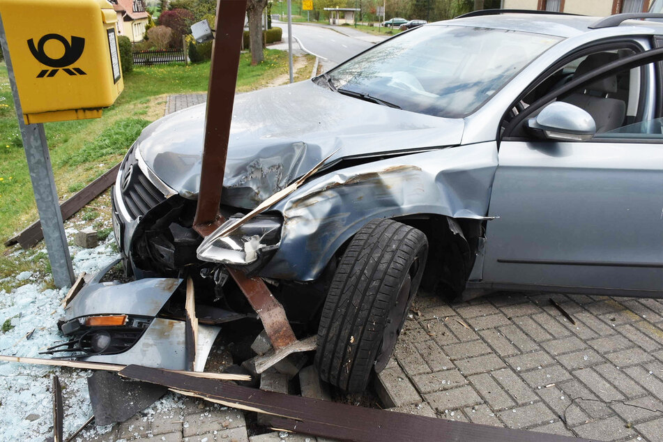 Auch am VW Passat ist der Unfall-Schaden groß.