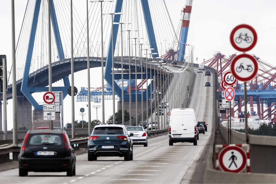 Die Köhlbrandbrücke ist nicht nur ein Wahrzeichen Hamburgs, sie ist auch eine wichtige Verkehrsader im Hafen.