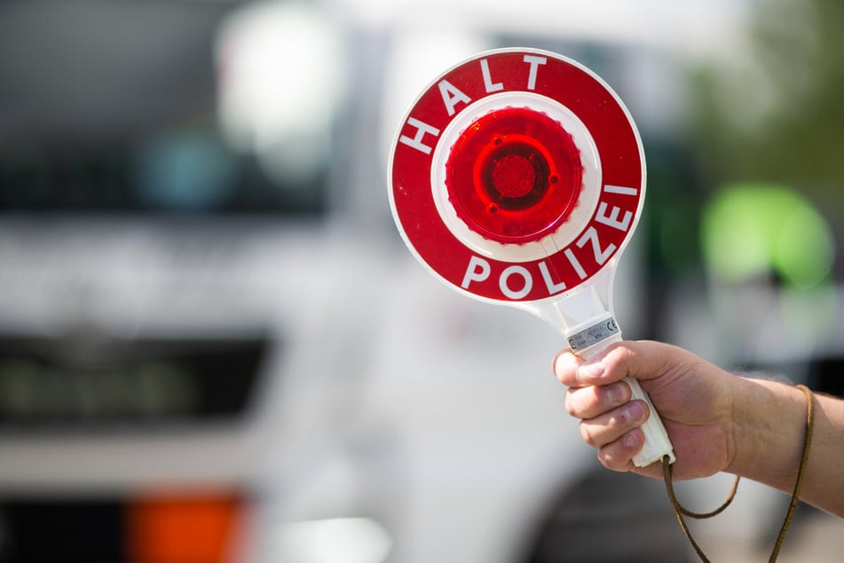 Drängler mit Mittelfinger: Polizei stoppt Autobahn-Raser im Schneeregen