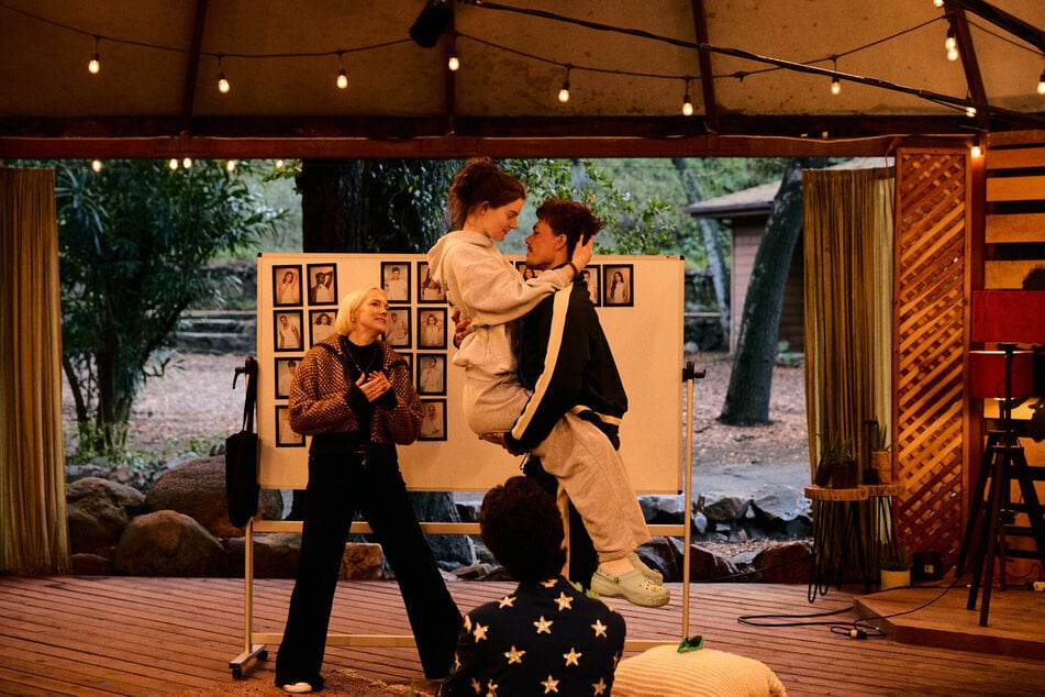 Antonia (19) und Louis (23) kommen sich näher.