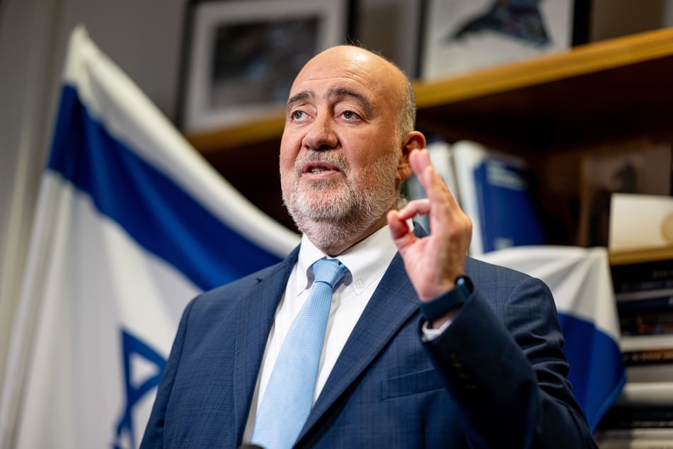 Israels Botschafter Ron Prosor (66) verlangt eine Stellungnahme von Bundestagsvizepräsidentin Özoguz.