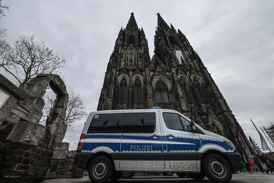 Die Polizei hat mittlerweile fünf Personen bezüglich des möglichen Terroranschlags am Kölner Dom festgenommen.