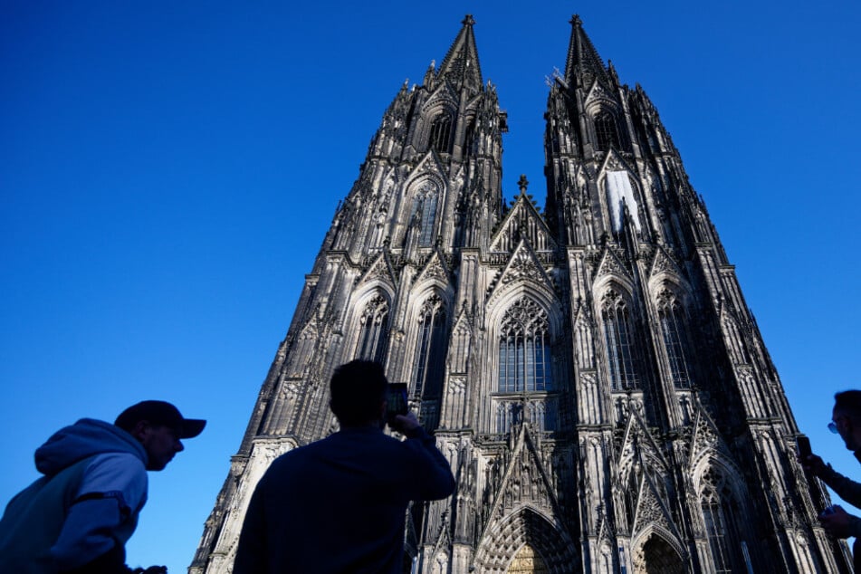 Brandgeruch im Kölner Dom! Feuerwehr mit Großaufgebot vor Ort