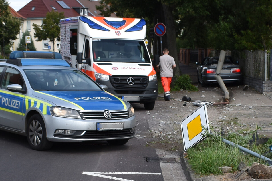 Unfall in Schönebeck: Mann nach Fahrt gegen Straßenlaterne verletzt
