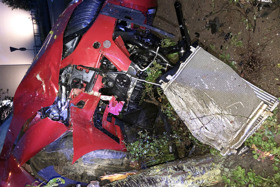 Der Wagen des 24-Jährigen touchierte die Leitplanke, rauschte über eine Bepflanzung und krachte gegen einen rund 300 Kilogramm schweren Stein.