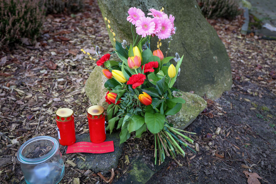 Nachbarn gedachten der Toten, indem sie Blumen und Kerzen vor dem Haus abstellten.