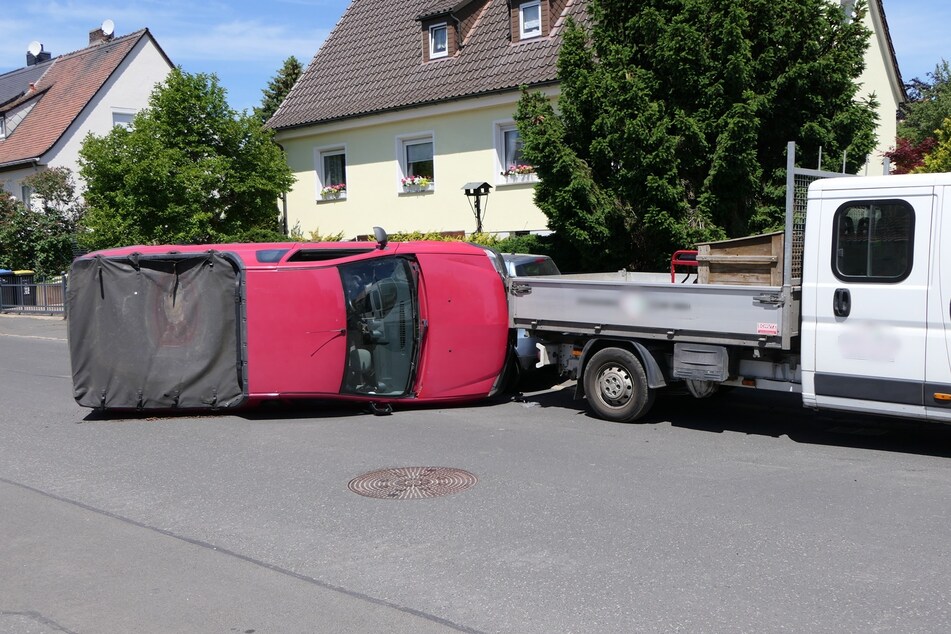 Der Dacia endete schließlich auf der Seite liegend. Die Polizei ermittelt nun, wie es dazu kommen konnte.