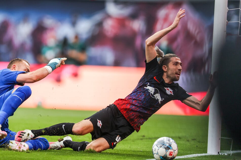 Florian Kastenmeier (l.) brachte Kevin Kampl (r.) zu Fall, Elfmeter für RB Leipzig gab's in der 8. Minute aber nicht.