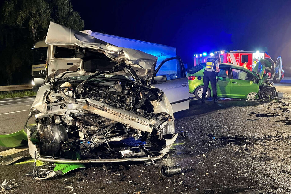 Die beiden Wagen wurden bei dem Frotalcrash am Donnerstagabend in Wißkirchen (Kreis Euskirchen) völlig demoliert.