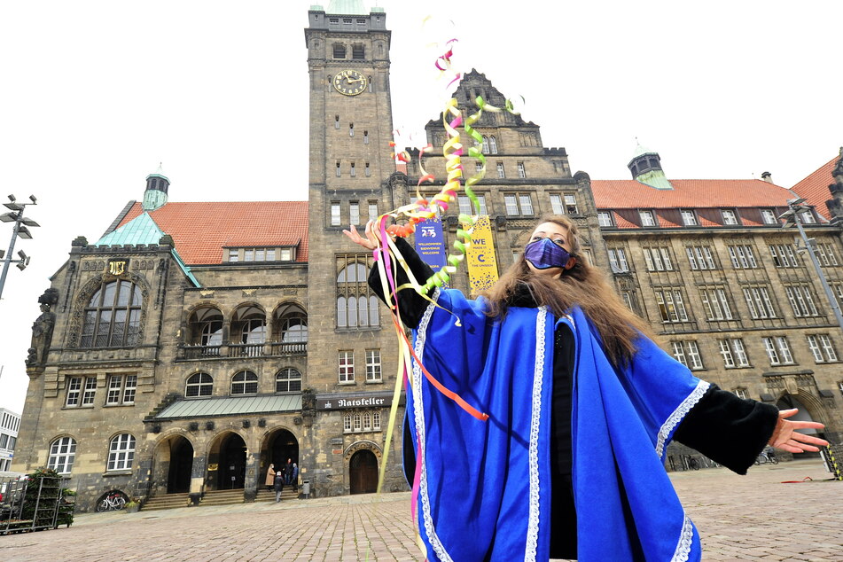 Katja Haupt (33) vom Faschingsclub an der Chemnitz rief am Rathaus die Narrenzeit aus.