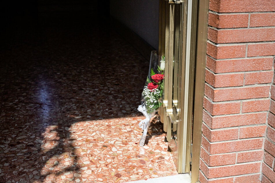 Vor einem Hauseingang wurden nach der Bluttat Blumen in Gedenken der Opfer abgelegt.