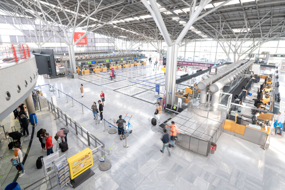 Am Flughafen Stuttgart wird mittels Sensoren die Abstandseinhaltung zwischen Passagieren gemessen.