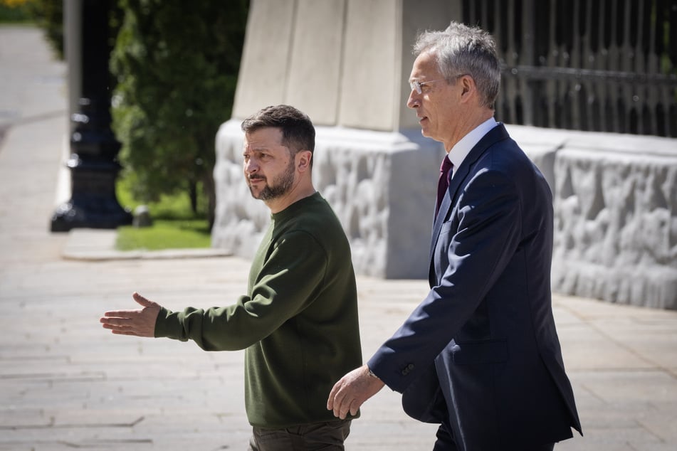 Wolodymyr Selenskyj (46, l.) und Nato-Generalsekretär Jens Stoltenberg (65) bei einem treffen in Kiew Ende April. Die Nato baut ihre zivile Präsenz in der Ukraine aus.