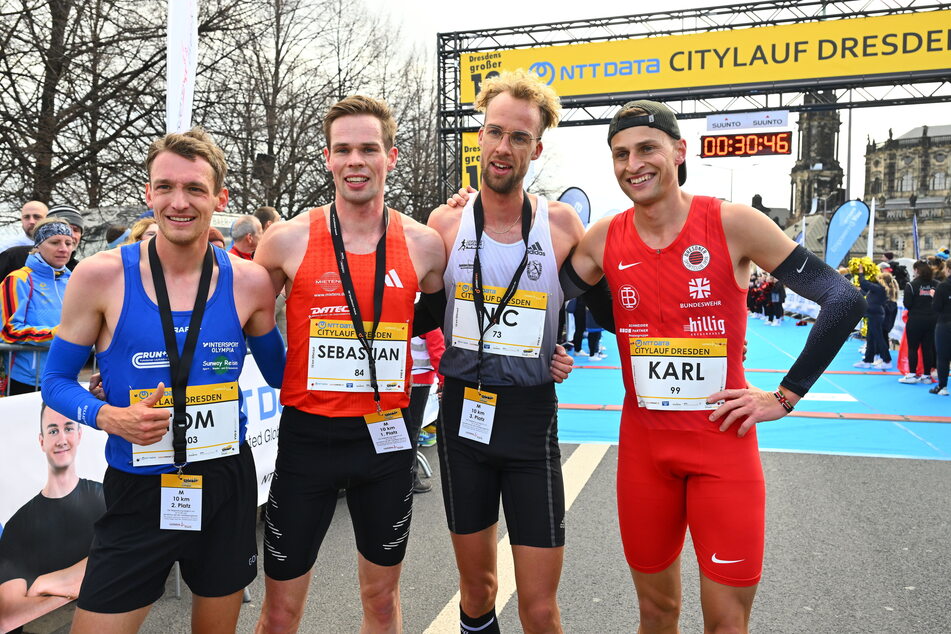 Die ersten vier des Citylaufs: Tom Thurley (v.l./30, 2. Platz), Sieger Sebastian Hendel (28), Nic Ihlow (28, 3. Platz) und Karl Bebendorf (4. Platz).