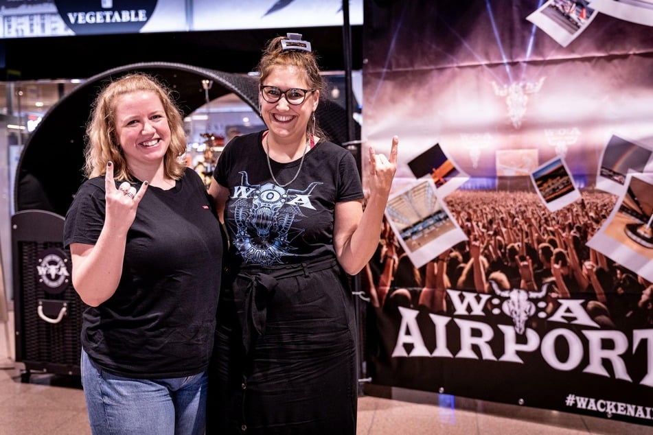 Die ersten Besucher des Wacken-Open-Air-Festivals landeten am Dienstag auf dem Hamburger Flughafen.
