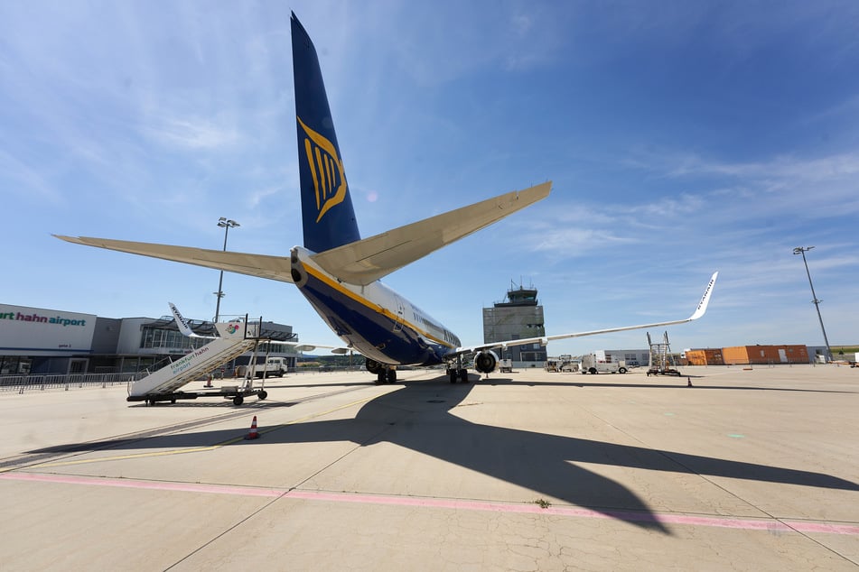Eine Boeing 737-800 des irischen Billigfliegers Ryanair steht auf dem Vorfeld des Flughafens Hahn. (Archivbild)