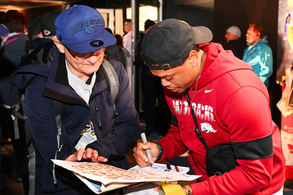 Die Autogramme der Meister waren natürlich heiß begehrt. Hier unterschreibt Runningback Devwah Whaley (r.).